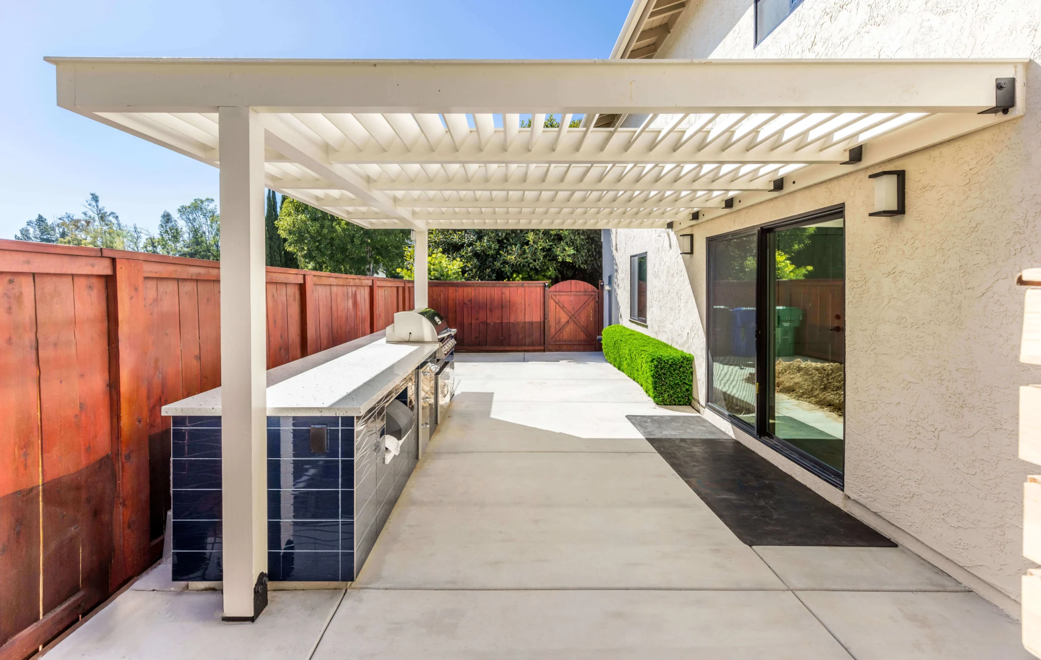 Modern outdoor kitchen home addition in San Diego with BBQ and pergola by Teknik